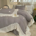 طقم مفروشات سرير الزفاف بتصميم الأميرة من الدانتيل والكشكشة من DecorBites™‎ مصنوع من القطن الخالص والناعم على البشرة