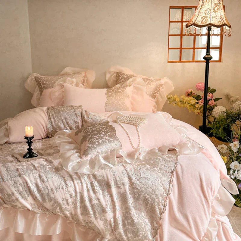 طقم مفروشات أميرة مكشكشة من الدانتيل الفرنسي من DecorBites™ مع غطاء لحاف مخملي حليبي دافئ