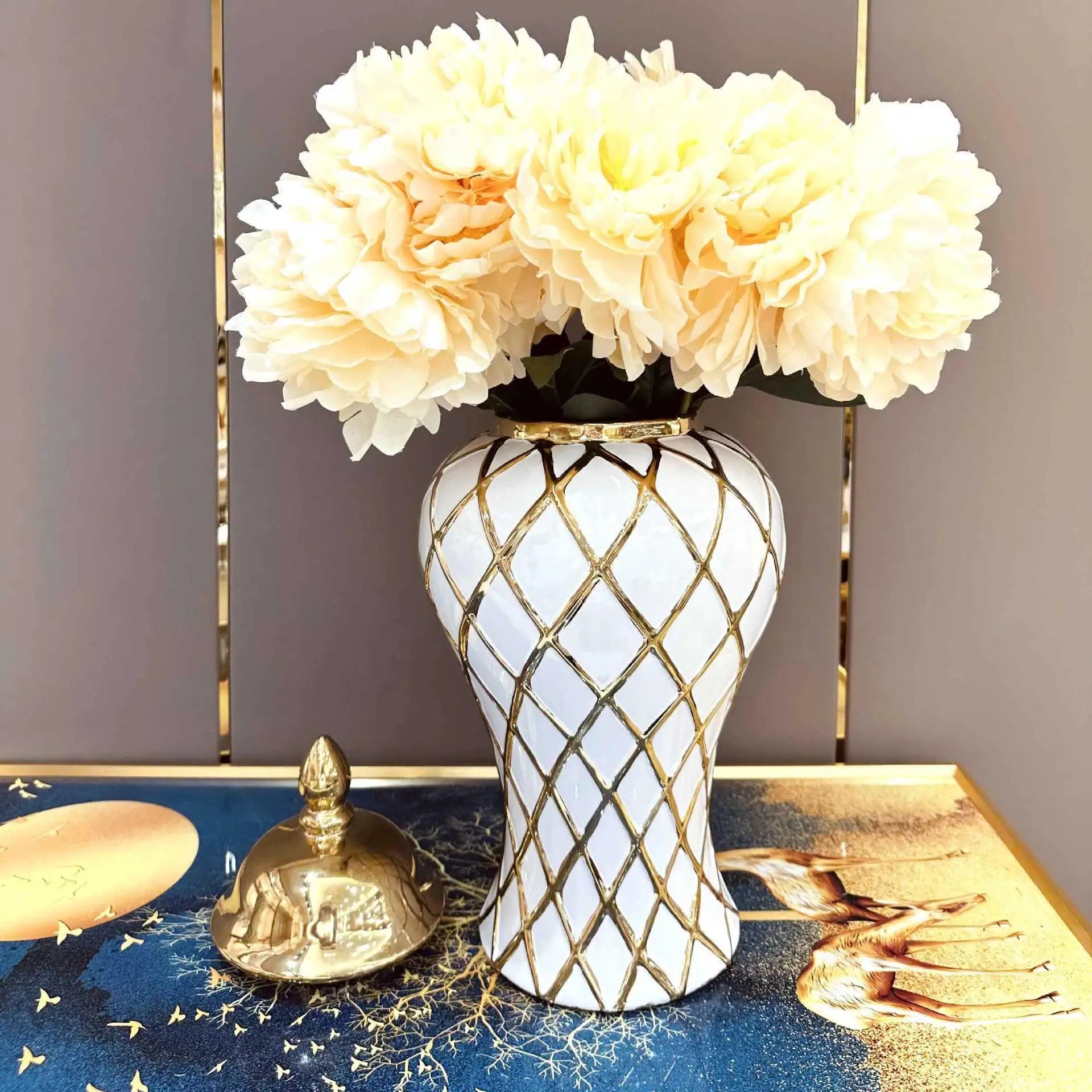 فازة بورسلين ذهبية بشكل ماسة من DecorBites™: ديكور منزلي سيراميكي أنيق ووعاء تخزين