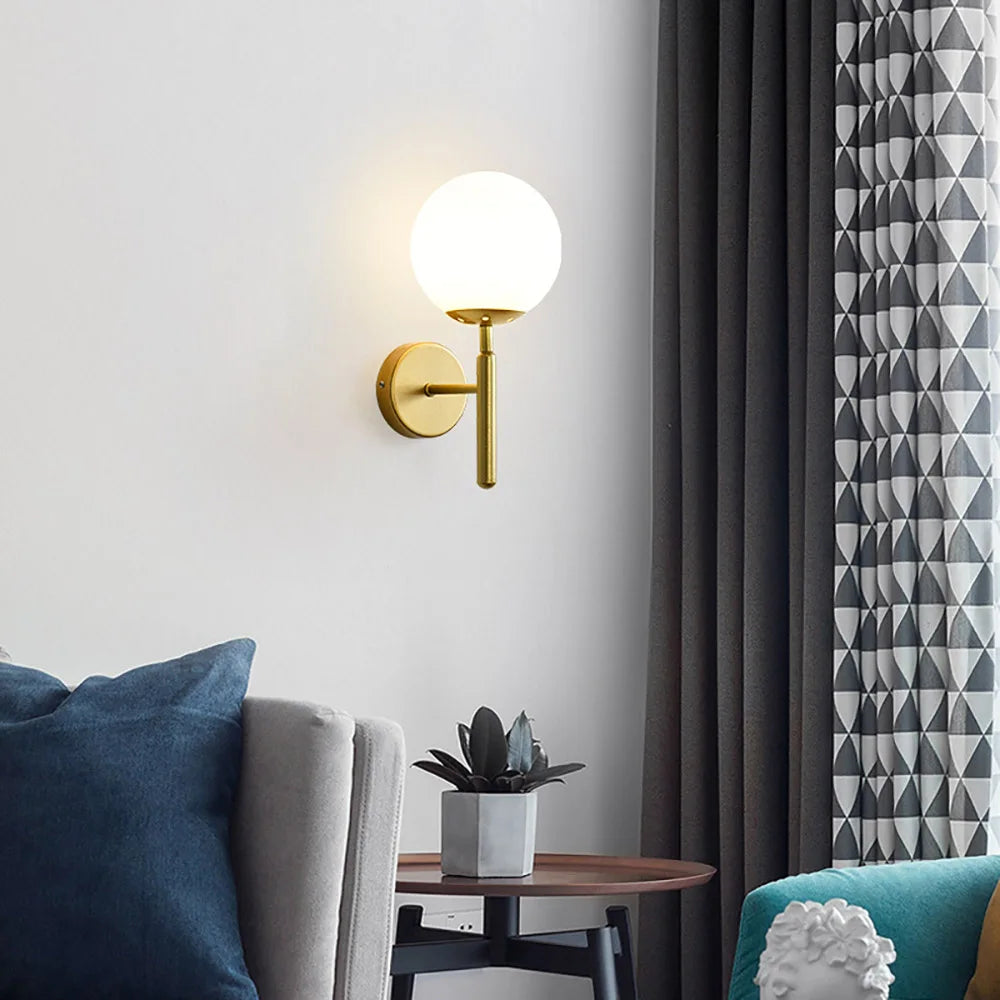 مصباح حائط من DecorBites™ بتصميم كروي ذهبي بظل زجاجي لغرفة النوم بجانب السرير للممرات