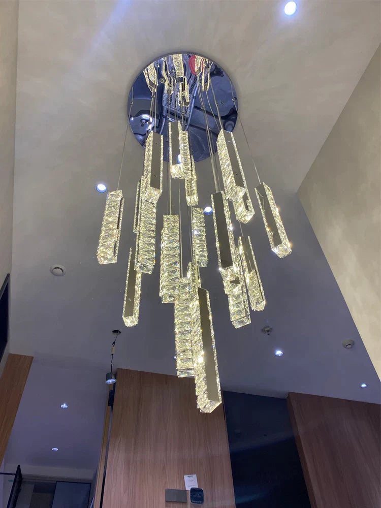 ثريا كريستالية كبيرة مطلية بالكروم من DecorBites™ للسلم الحلزوني الحديث