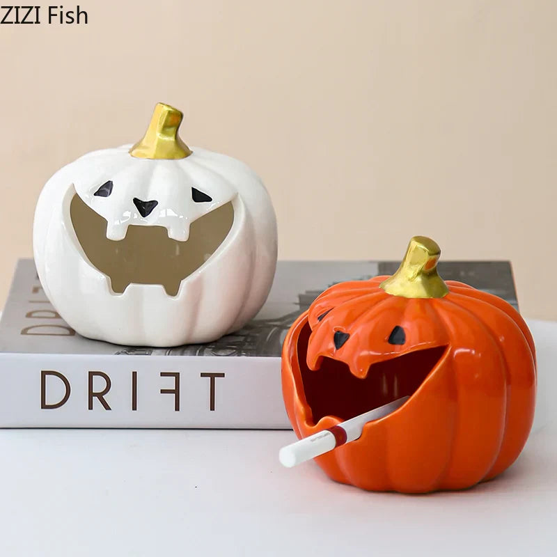 منفضة سجائر على شكل يقطينة شبح للهالوين من DecorBites™ - هدية مرحة من السيراميك لمكتب المكتب لوضع رماد الأعشاب الضارة