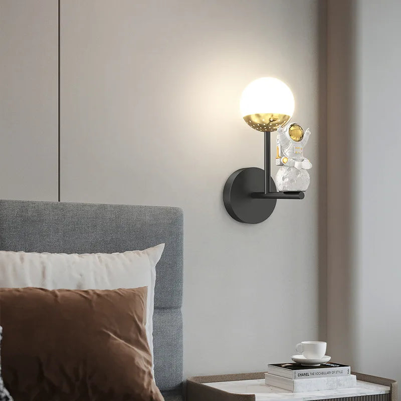 مصباح حائط رائد الفضاء للأطفال من DecorBites™: مصباح عصري لغرفة نوم بتصميم الفضاء