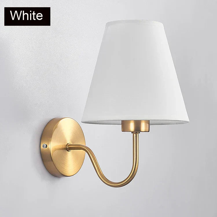 مصباح حائط من القماش الذهبي DecorBites™ للمساحات المعيشية ذات الطراز الاسكندنافي الحديث