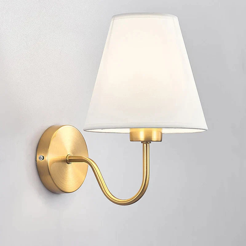 مصباح حائط من القماش الذهبي من DecorBites™: إضاءة عصرية على الطراز الشمالي لغرفة النوم وممرات الفنادق وخلفيات التلفزيون.