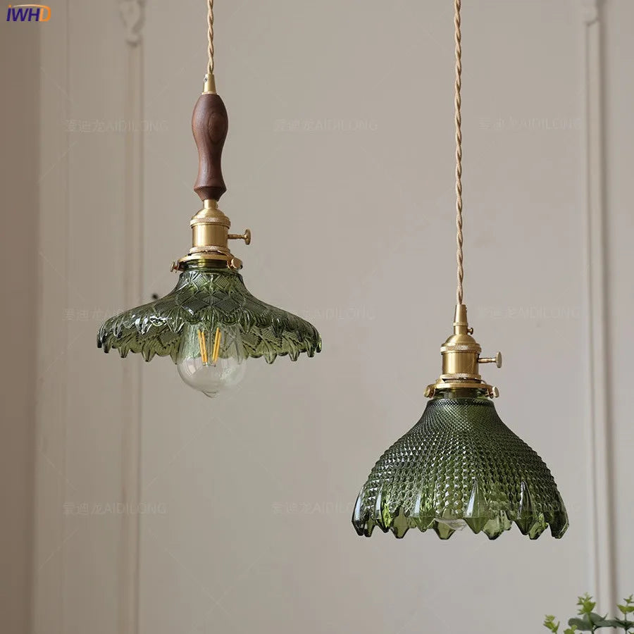 مصباح قلادة DecorBites™ LED زجاجي أخضر بمقبض خشبي نحاسي لديكور المنزل الاسكندنافي الحديث