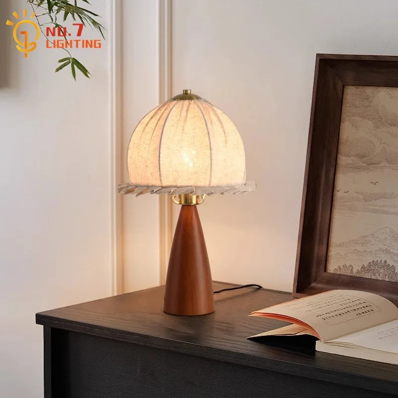 مصباح طاولة خشبي ديكور بايتس™ LED ذهبي لامع - تصميم ريترو فاخر من العصور الوسطى