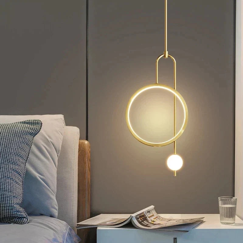 ثريا معلقة LED بكرة زجاجية دائرية ذهبية سوداء من DecorBites™