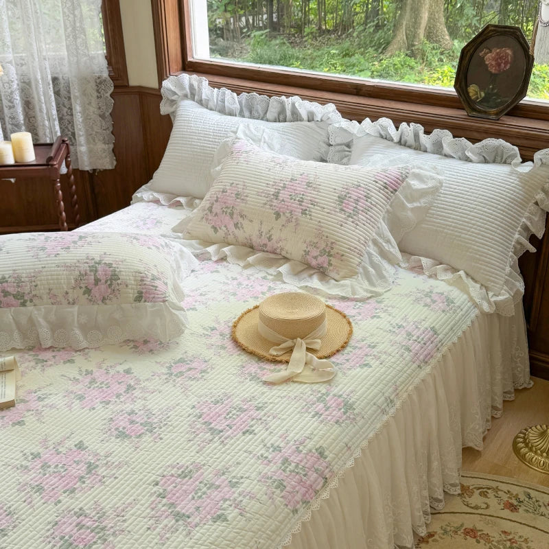 طقم مفرش سرير DecorBites™ Lace Ruffles مع أغطية وسائد لأسرّة 1.2-2 متر
