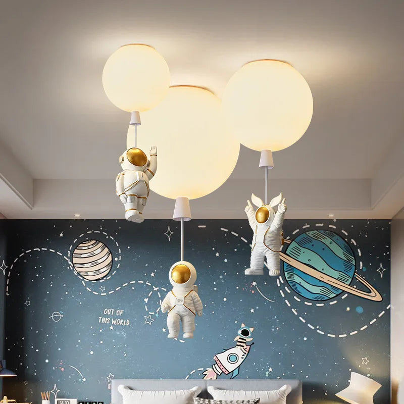 مصباح قلادة زجاجي LED بتصميم رائد فضاء من DecorBites™ لغرفة الأطفال