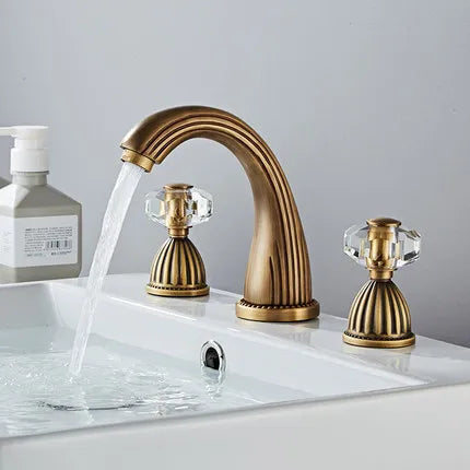 DecorBites™ صنبور حوض ذهبي بمقبض كريستال، 3 فتحات، خلاط حوض حمام واسع الانتشار