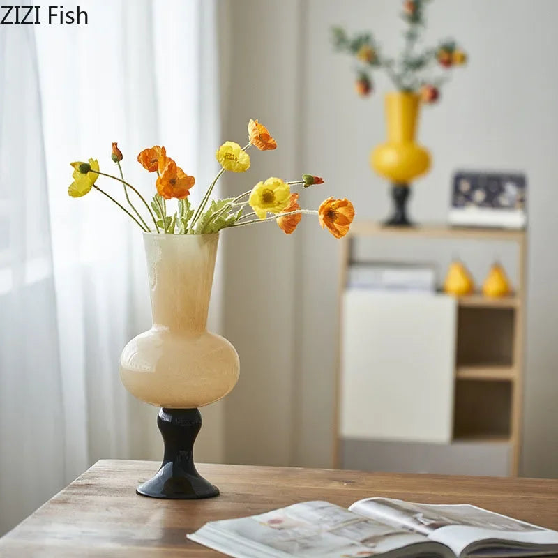 مزهرية زجاجية على شكل كأس من DecorBites™ لتزيين المكتب مع أزهار اصطناعية