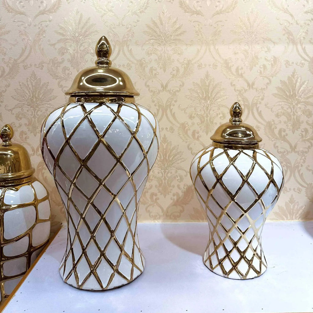 فازة بورسلين ذهبية بشكل ماسة من DecorBites™: ديكور منزلي سيراميكي أنيق ووعاء تخزين
