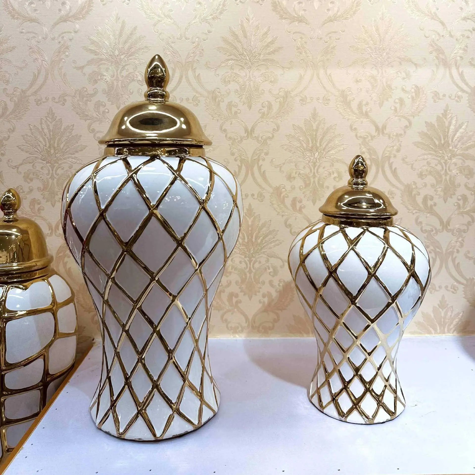 فازة بورسلين ذهبية بشكل ماسة من DecorBites™: ديكور منزلي سيراميكي أنيق ووعاء تخزين