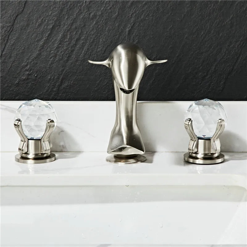 DecorBites™ Gold Basin Faucet: خلاط حوض ذهبي من النحاس والنيكل على شكل دولفين للحمام، 3 فتحات واسع الانتشار