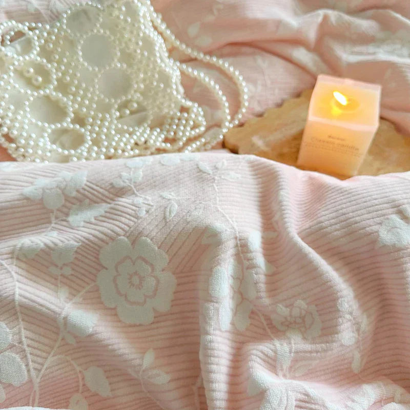 طقم سرير الأميرة المخملي من DecorBites™ Lace Ruffles: غطاء لحاف، شرشف، أكياس وسائد
