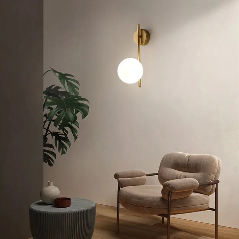 مصباح حائط من DecorBites™ ذهبي مزود بكرة زجاجية بتقنية LED: إضاءة حائط جانبية بتصميم أمريكي للممرات وغرف النوم والدراسة
