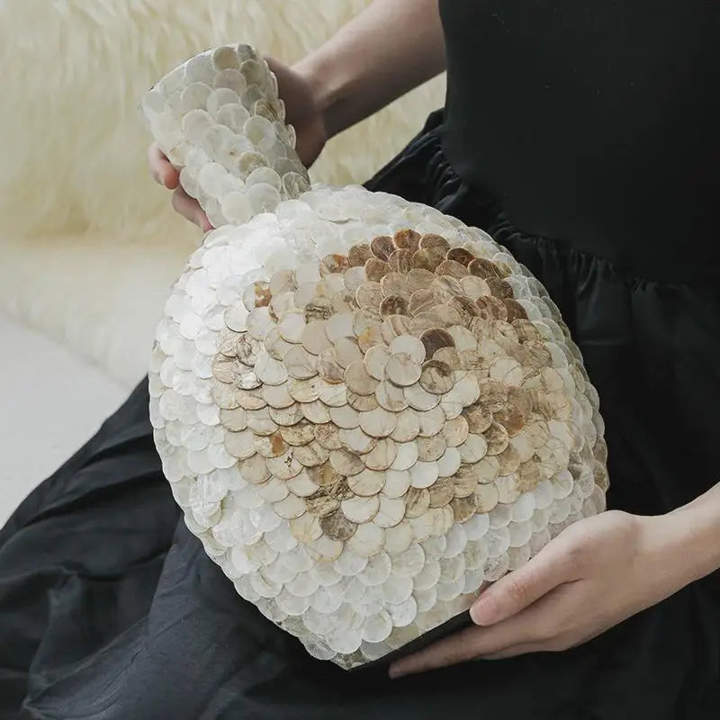 فازة زهور فنية ذهبية على شكل صدفة من DecorBites™: فازة فاخرة مصنوعة يدويًا لتنسيق الزهور وديكور المنزل