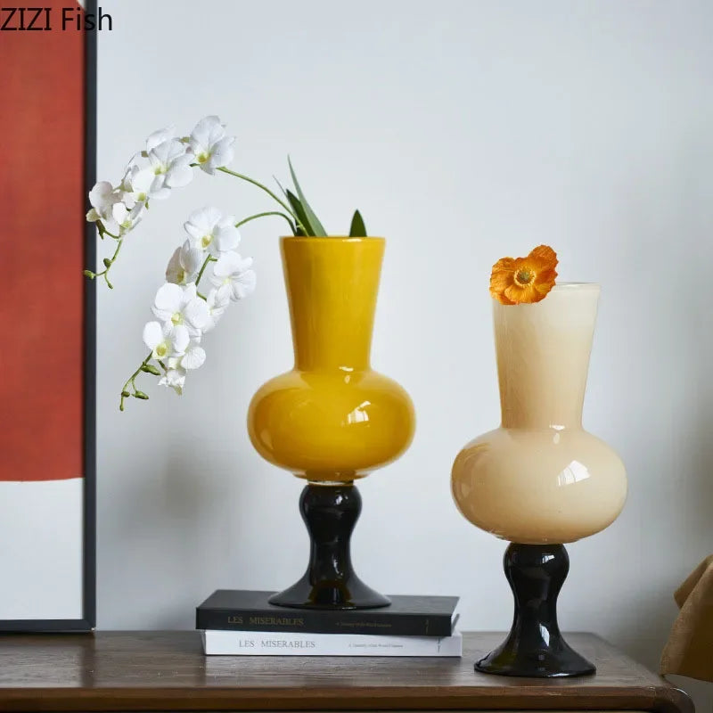 مزهرية زجاجية على شكل كأس من DecorBites™ لتزيين المكتب مع أزهار اصطناعية