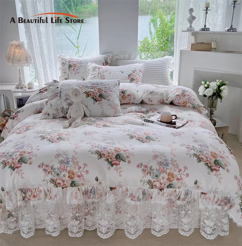 مجموعة مفروشات DecorBites™ بطبعة الأزهار الفرنسية: غطاء لحاف، كشكشة دانتيل، تطريز مبطن، أغطية وسائد