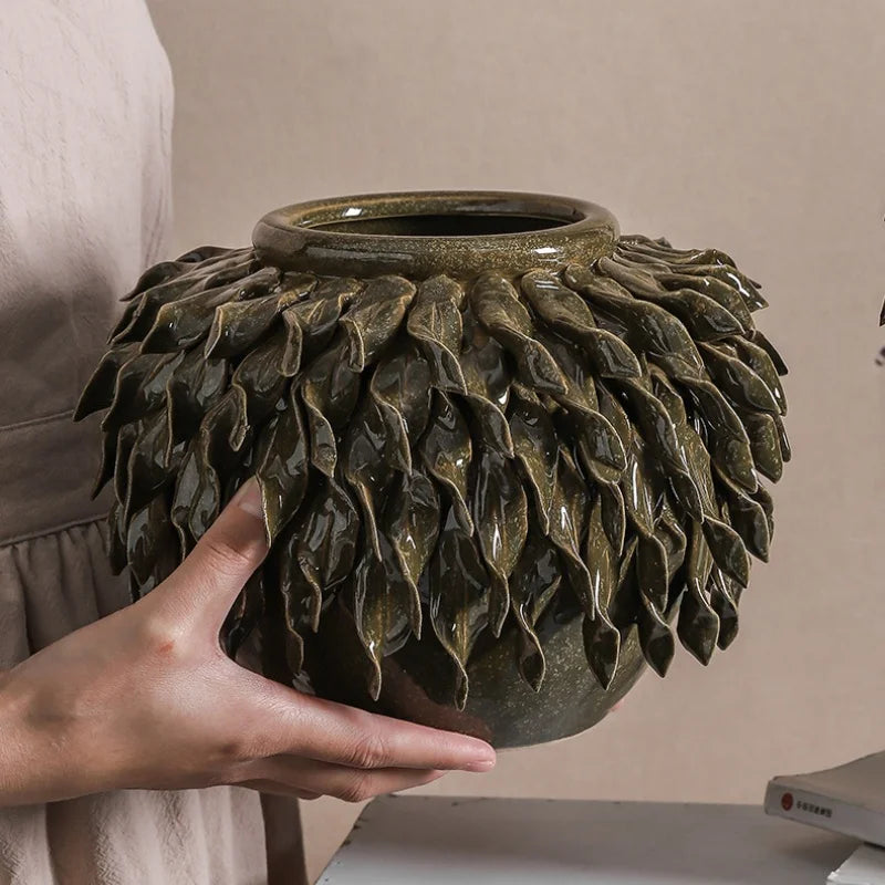 DecorBites™ Leaf Relief Ceramic Vase: إناء زهور خزفي بتصميم أوراق بارزة ثلاثي الأبعاد مصنوع يدوياً