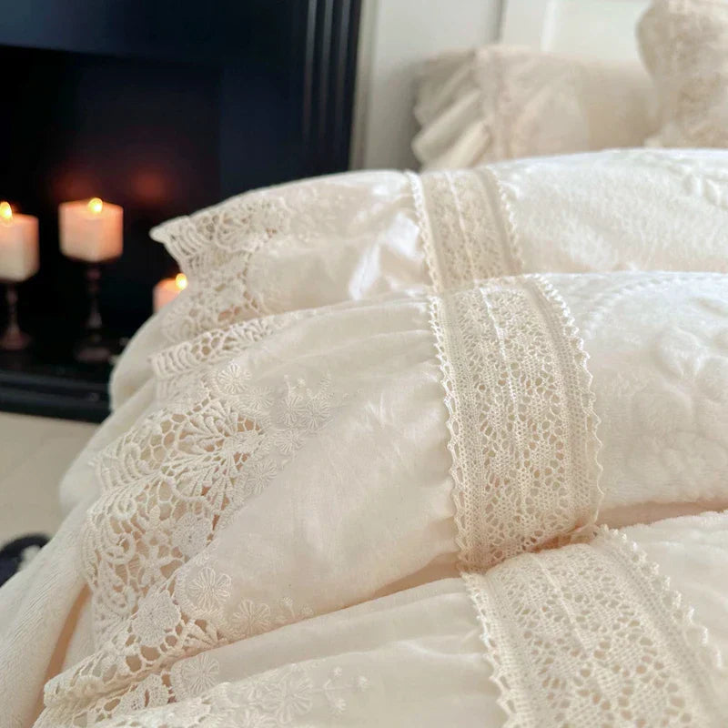 طقم سرير زفاف من المخمل والدانتيل بكسرات وتفاصيل منحوتة من DecorBites™