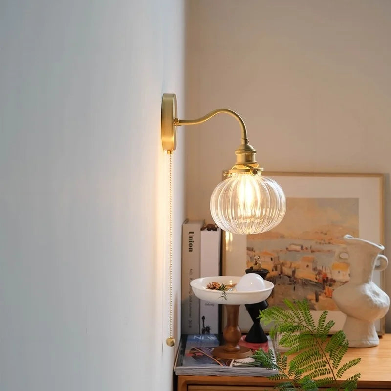 مصباح حائط LED كروي أخضر من DecorBites™، بقاعدة نحاسية، ومفتاح بسلسلة سحب