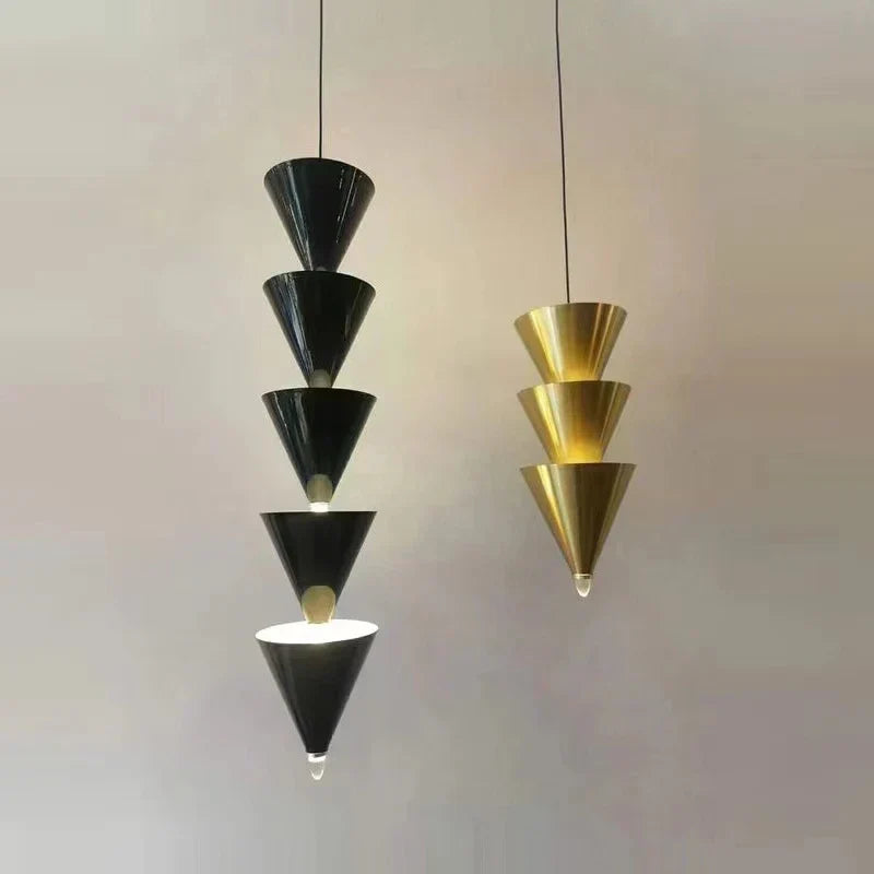 مصباح تعليق LED مخروطي باللونين الذهبي والأسود من DecorBites™ لإضاءة أنيقة للمنزل والمتجر