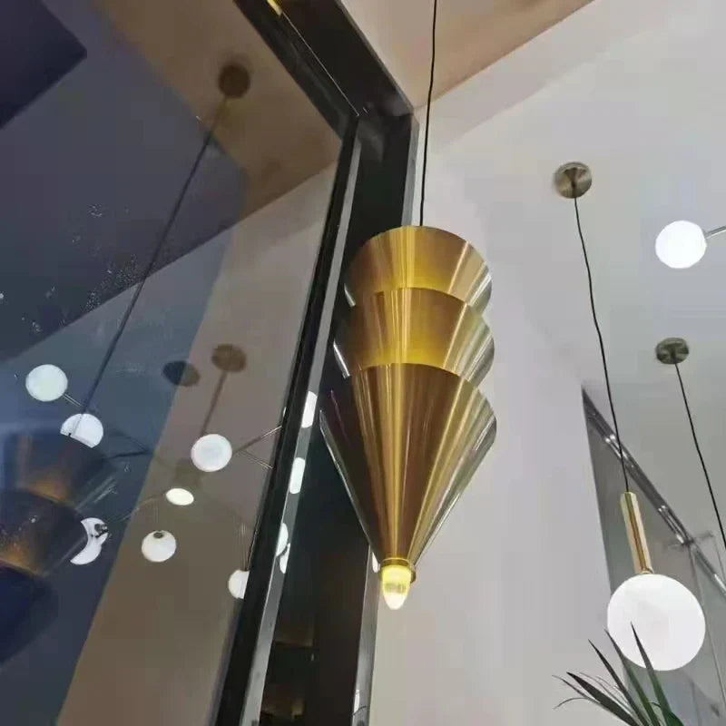 مصباح تعليق LED مخروطي باللونين الذهبي والأسود من DecorBites™ لإضاءة أنيقة للمنزل والمتجر