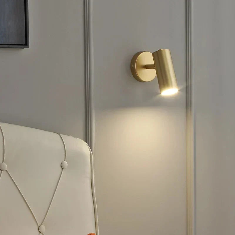 مصباح حائط LED من الحديد الذهبي من DecorBites™ لغرفة النوم وغرفة المعيشة الحديثة