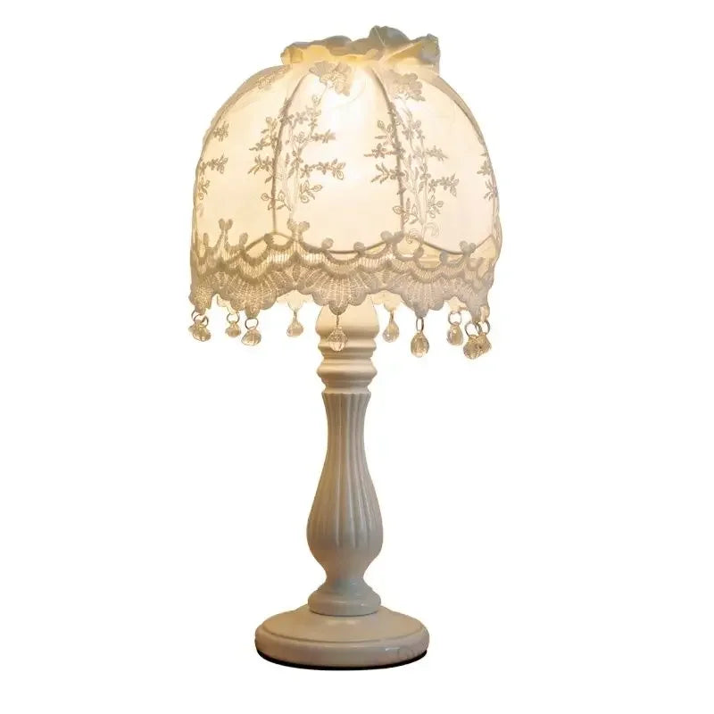 DecorBites™ مصباح طاولة قماشي من الدانتيل ضوء LED للمكتب لتزيين المنزل وحفلات الزفاف وغرف النوم