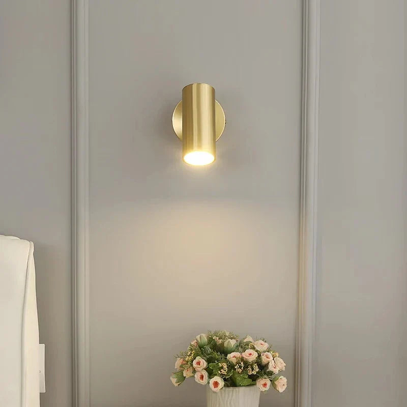 مصباح حائط LED من الحديد الذهبي من DecorBites™ لغرفة المعيشة وغرفة النوم الحديثة