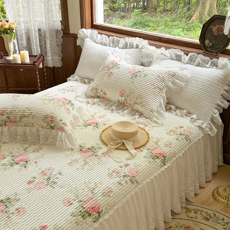 طقم مفرش سرير DecorBites™ Lace Ruffles مع أغطية وسائد لأسرّة 1.2-2 متر