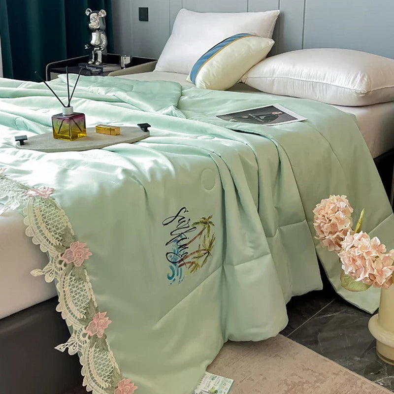 بطانية DecorBites™ Lace Edge Flowers المطرزة المنعشة للسرير - لحاف صيفي قابل للغسل في الغسالة