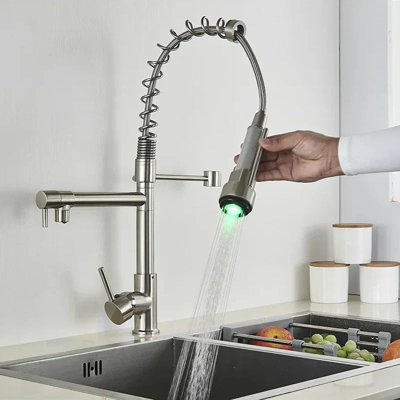 Robinet de cuisine brossé DecorBites™ à LED avec douchette extractible à ressort, bec pivotant à poignée unique