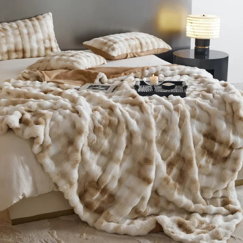 DecorBites™ Cozy Fleece Throws - Soft Plaid Blankets for Warmth and Comfort
