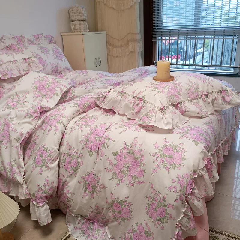 طقم مفروشات من القطن بطبعة زهور الورد الفرنسي وكشكشة دانتيل من DecorBites™ - غطاء لحاف، مفرش سرير، شراشف وأغطية وسائد