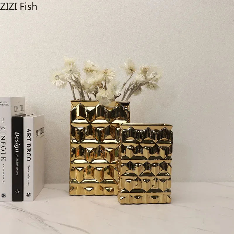 فازة سيراميك مربعة ذهبية DecorBites™ مع أزهار صناعية لتزيين الغرفة بلمسة جمالية