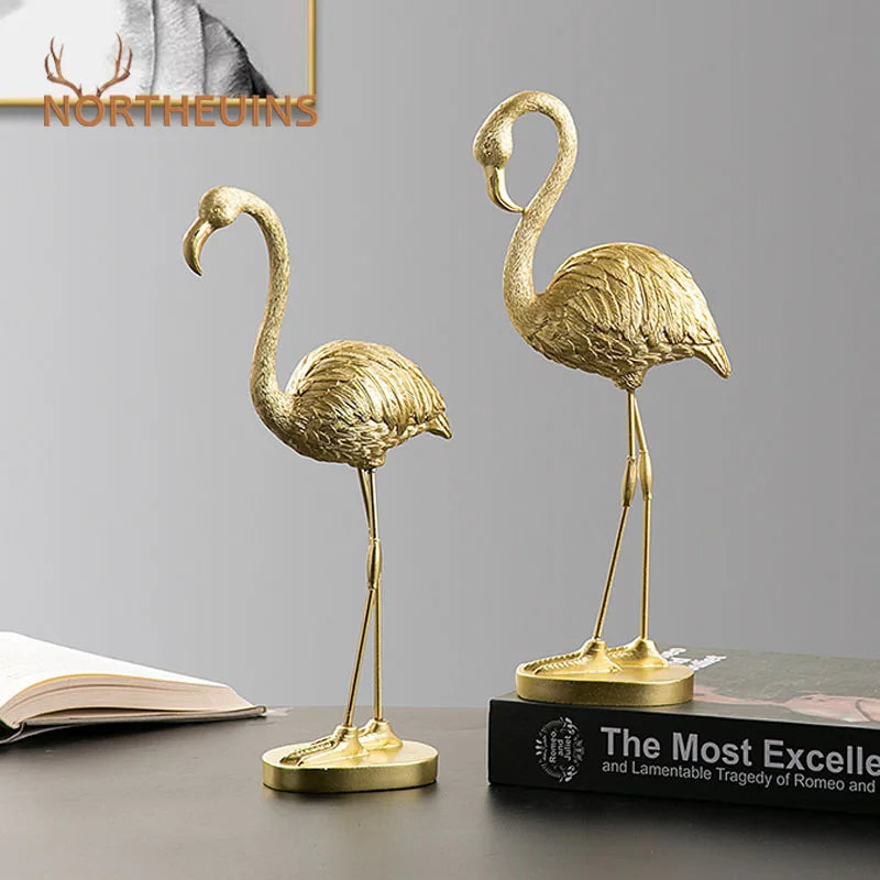 تُحف فلامنجو ذهبية من الراتنج من DecorBites™: ديكور حيواني فاخر للمنزل والمكتب
