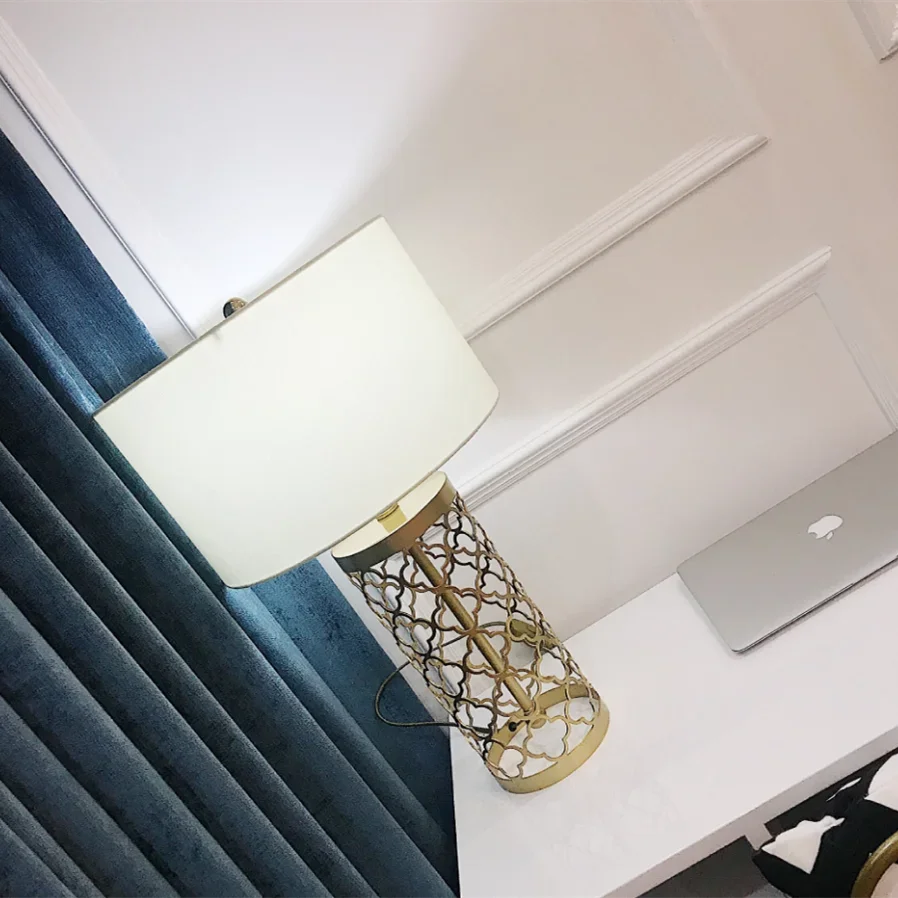 مصباح مكتب DecorBites™ الذهبي بقفص العصافير الحديدي: مصباح طاولة شبكي حديدي أوروبي بسيط