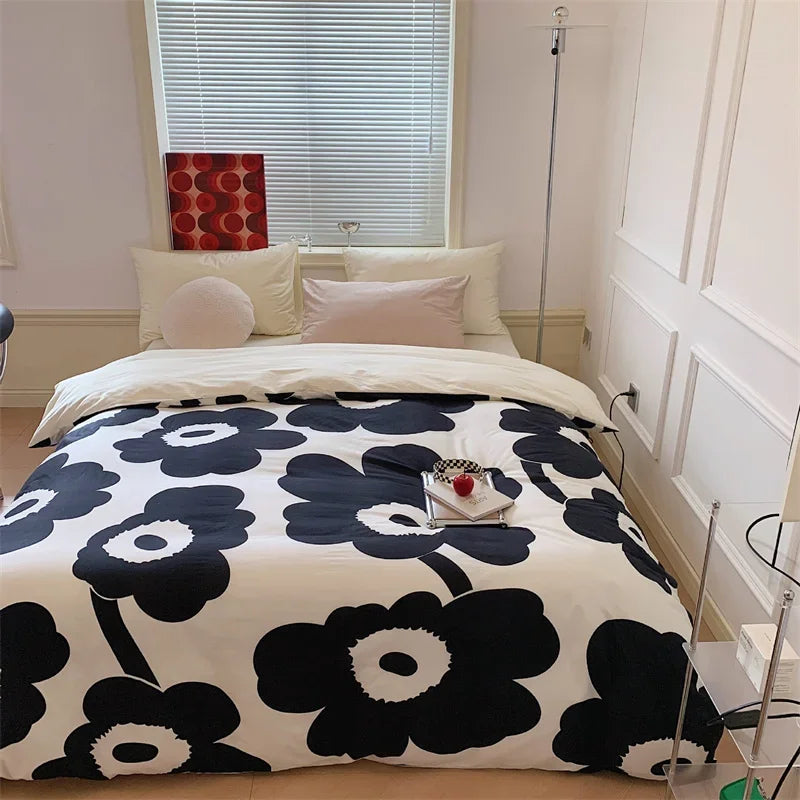 طقم لحاف سرير كبير الحجم من قطن الساتان بطبعة الزهور الكبيرة من DecorBites™