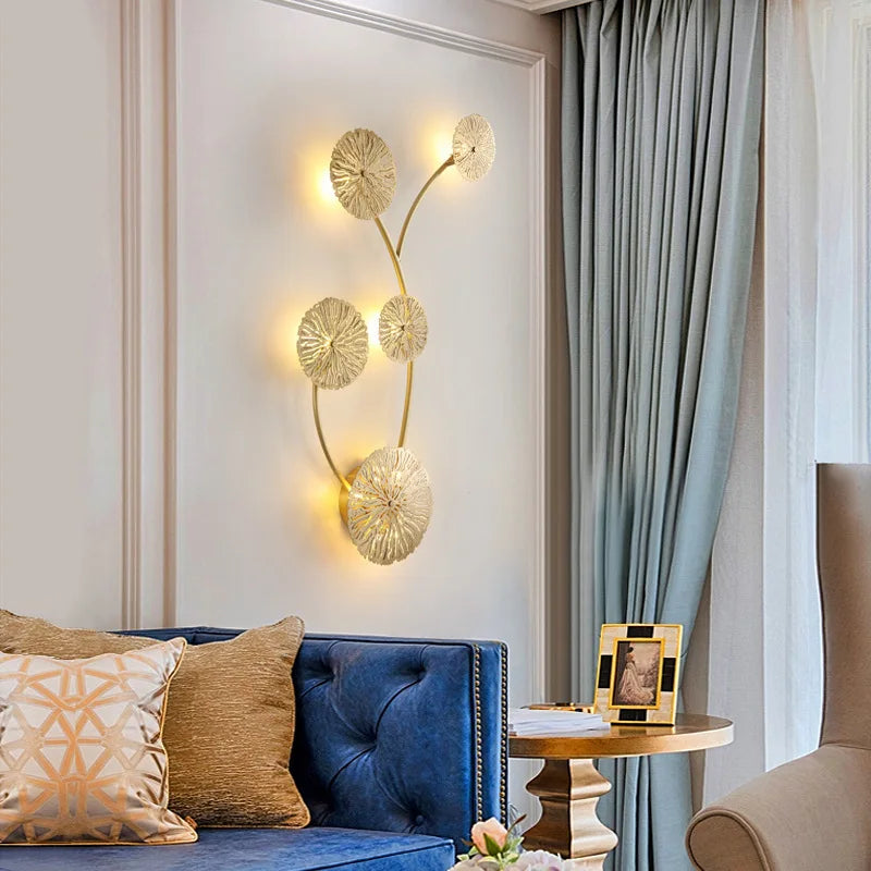 أباليك حائط بإطار نحاسي ذهبي بتصميم زهرة من DecorBites™ لإنارة غرف الطعام الفندقية