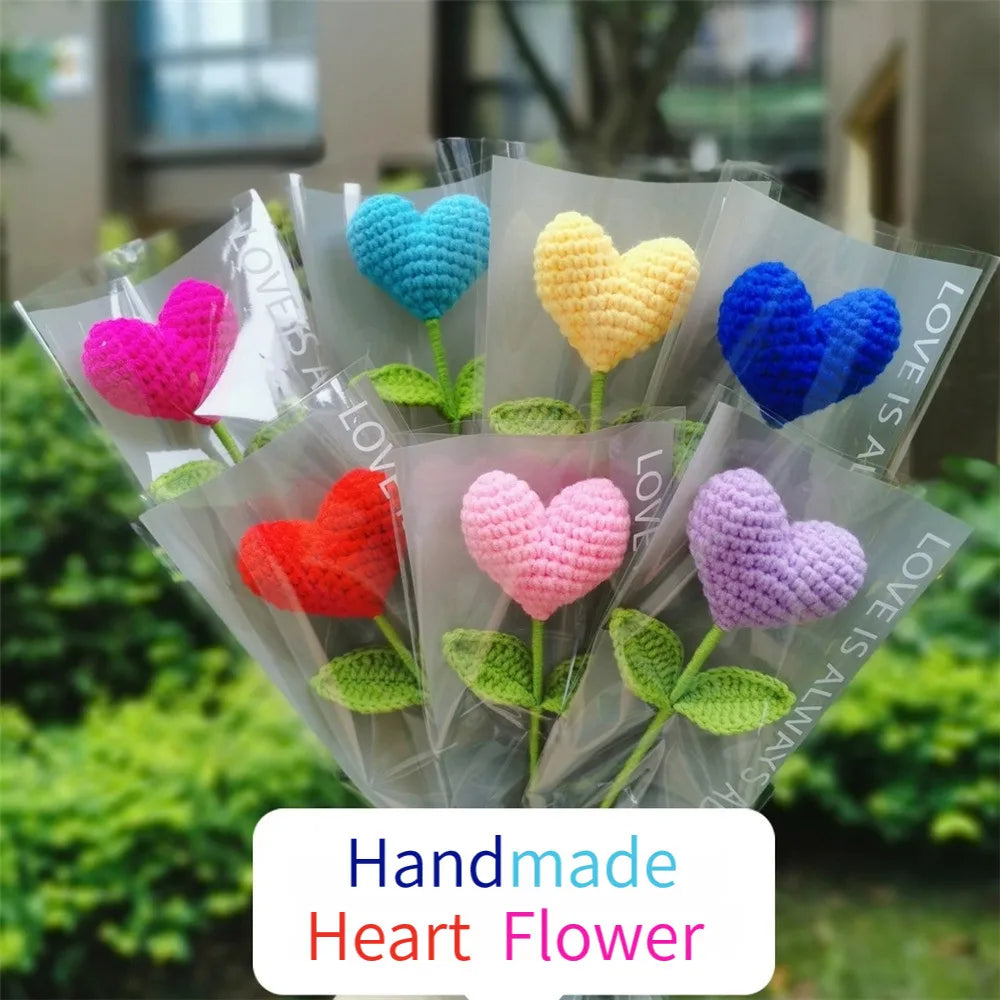 باقة زهور كروشيه على شكل قلب حب منسوج يدويًا من DecorBites™ مع غصن ورقي أخضر