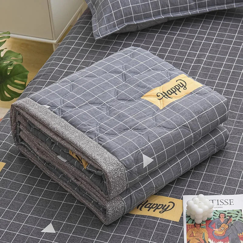 DecorBites™ Daisy Print Quilt for Spring Summer, Queen Size, Mechanical Wash, Comfortable Blanket