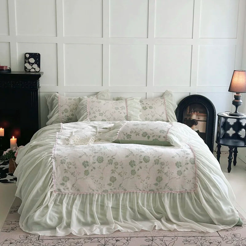 طقم سرير الأميرة المخملي من DecorBites™ Lace Ruffles: غطاء لحاف، شرشف، أكياس وسائد