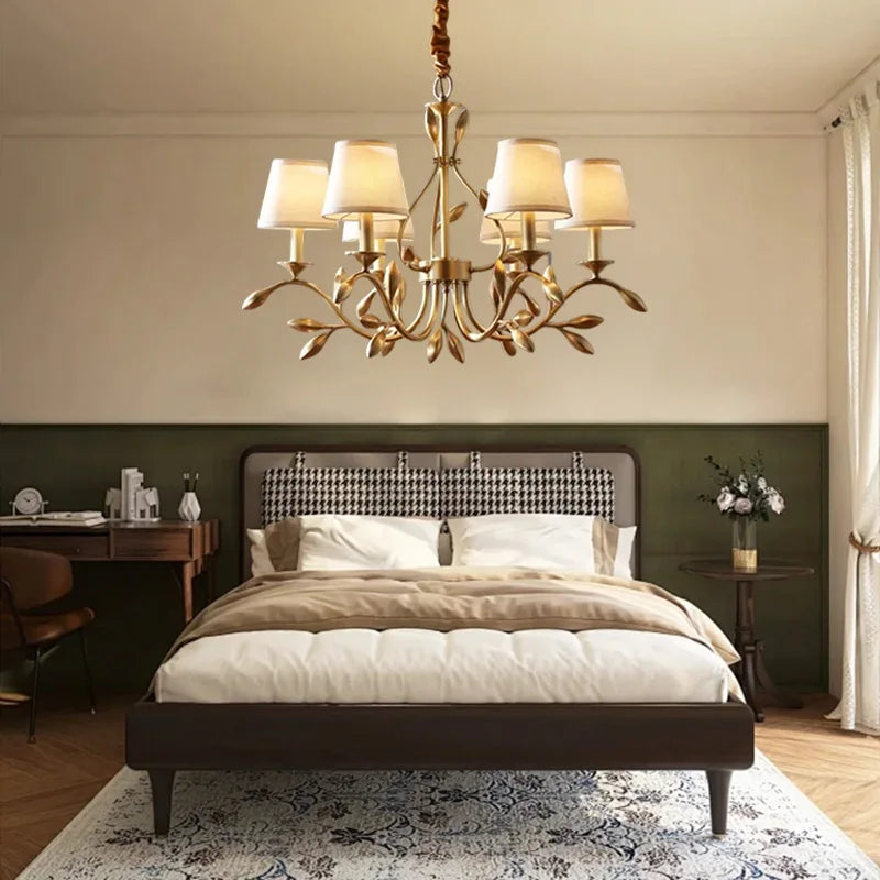 DecorBites™ ثريا نحاسية ذهبية مع أغطية قماشية وإضاءة LED