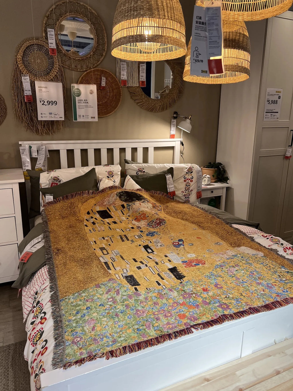 بطانية DecorBites™ Gustav Klimt The Kiss بنقشة فنية من نسيج القطن