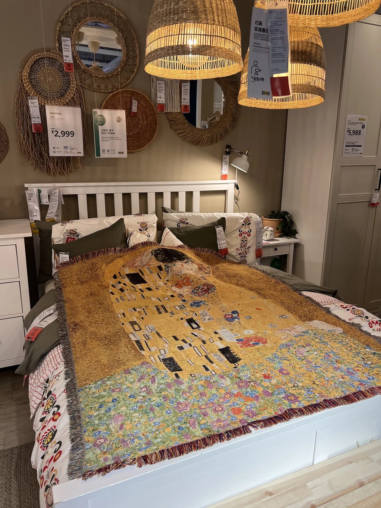 بطانية DecorBites™ Gustav Klimt The Kiss بنقشة فنية من نسيج القطن
