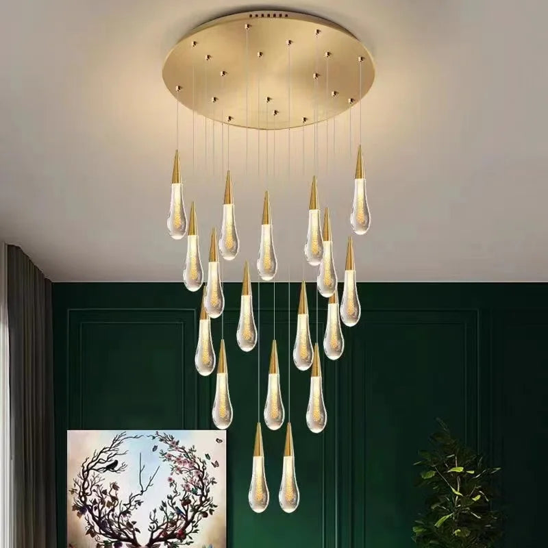 ثريا كريستالية ذهبية بتصميم قطرة من DecorBites™ بإضاءة LED للسلالم والردهات