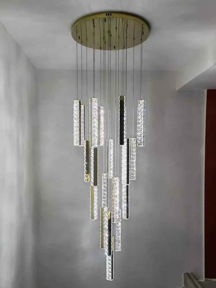 أضواء معلقة من الكريستال من الستيل المطلي بالكروم الذهبي من DecorBites™ مزودة بإضاءة LED قابلة للتعتيم لدرج الفيلا